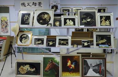 90后女孩返鄉(xiāng)創(chuàng)業(yè)做麥秸畫 月入萬元不忘幫扶貧困戶